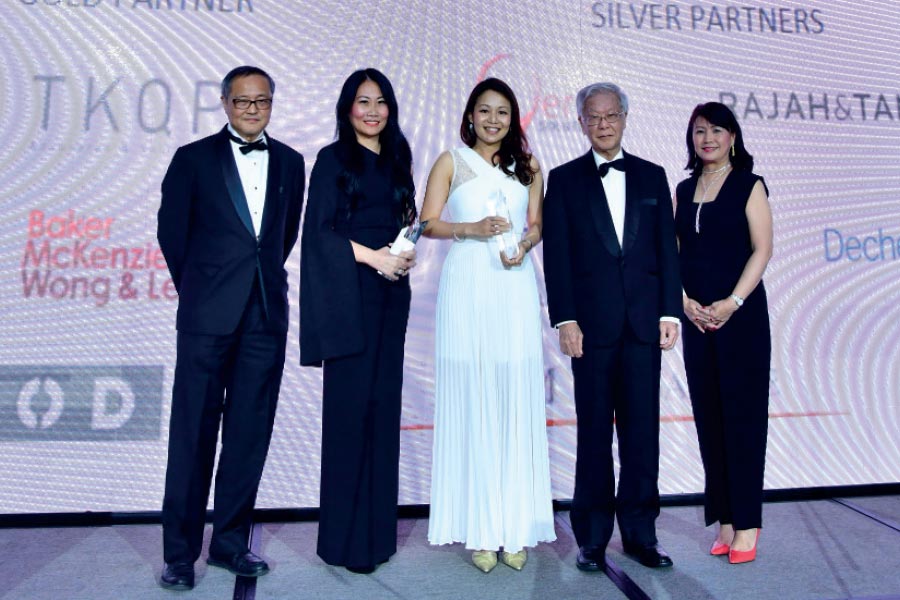 From left to right: Singapore Institute of Directors chairman Willie Cheng, award winners Loretta Yuen and Gladys Chun, former chief justice Chan Sek-keong, and SCCA president emeritus Angeline Lee
